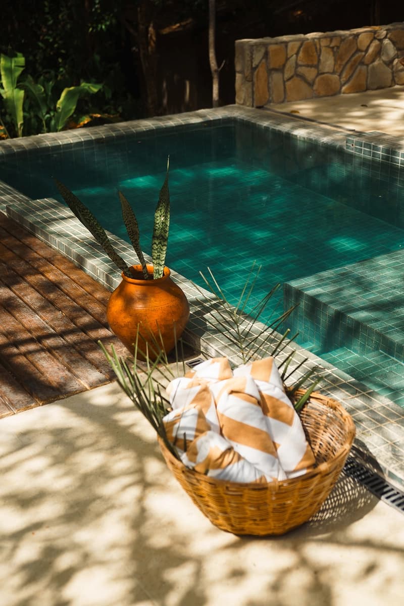 Piscina privativa com decoração rústica