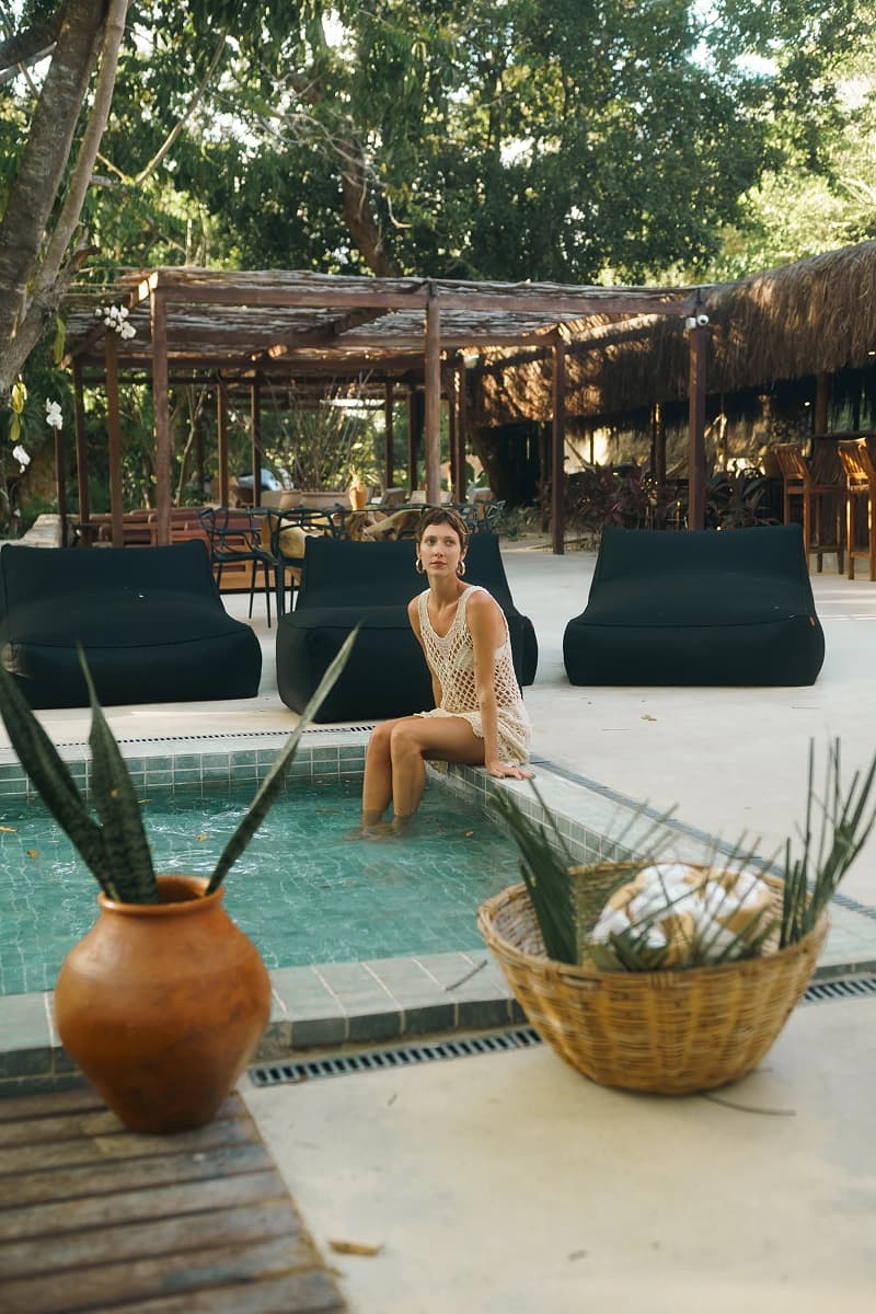 Área de relaxamento à beira da piscina