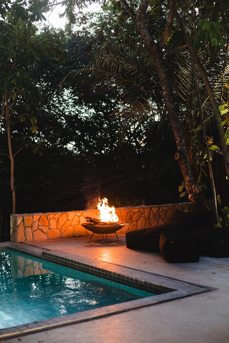Experiência noturna com fogueira à beira da piscina